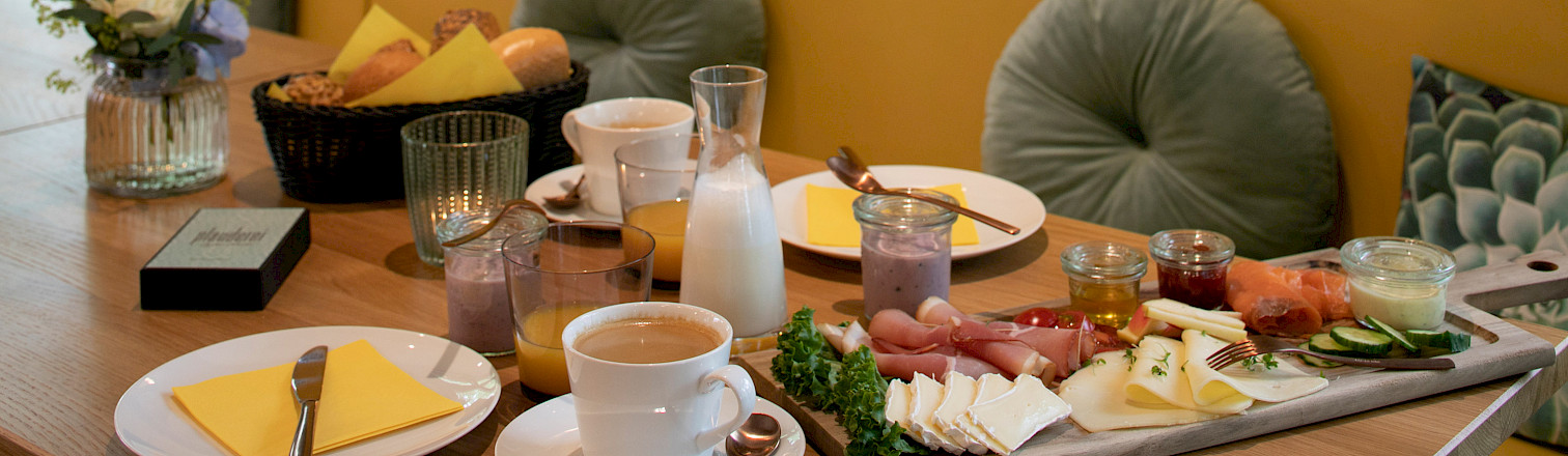 Plauderei, Cafe, Kaffee trinken, Frühstück, frühstücken, Kuchen essen, Frühstück