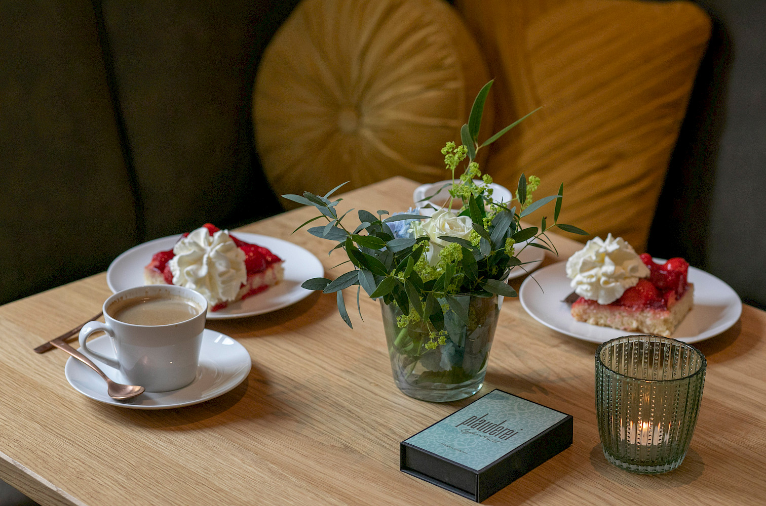 Plauderei, Cafe, Kaffee trinken, Frühstück, frühstücken, Kuchen essen, Kaffeeteafel