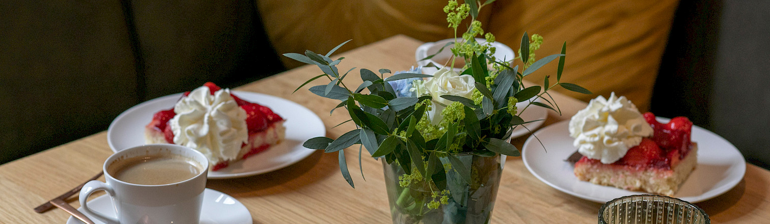 Plauderei, Cafe, Kaffee trinken, Frühstück, frühstücken, Kuchen essen, Kaffeeteafel